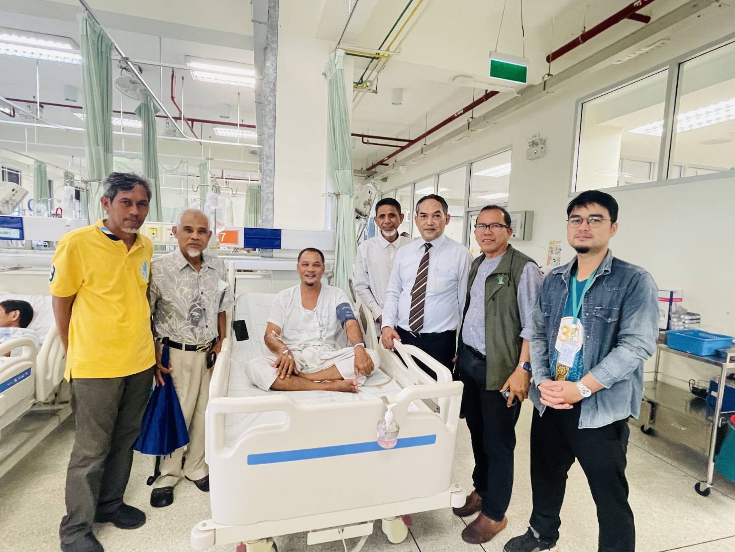 สาขากระบี่ เข้าเยี่ยม นายสมควร มาตรชาย (รองประธานสหกรณ์) นอนรักษาตัวโรงพยาบาลกระบี่ นำโดย นายสำราญ เจ๊ะโส้