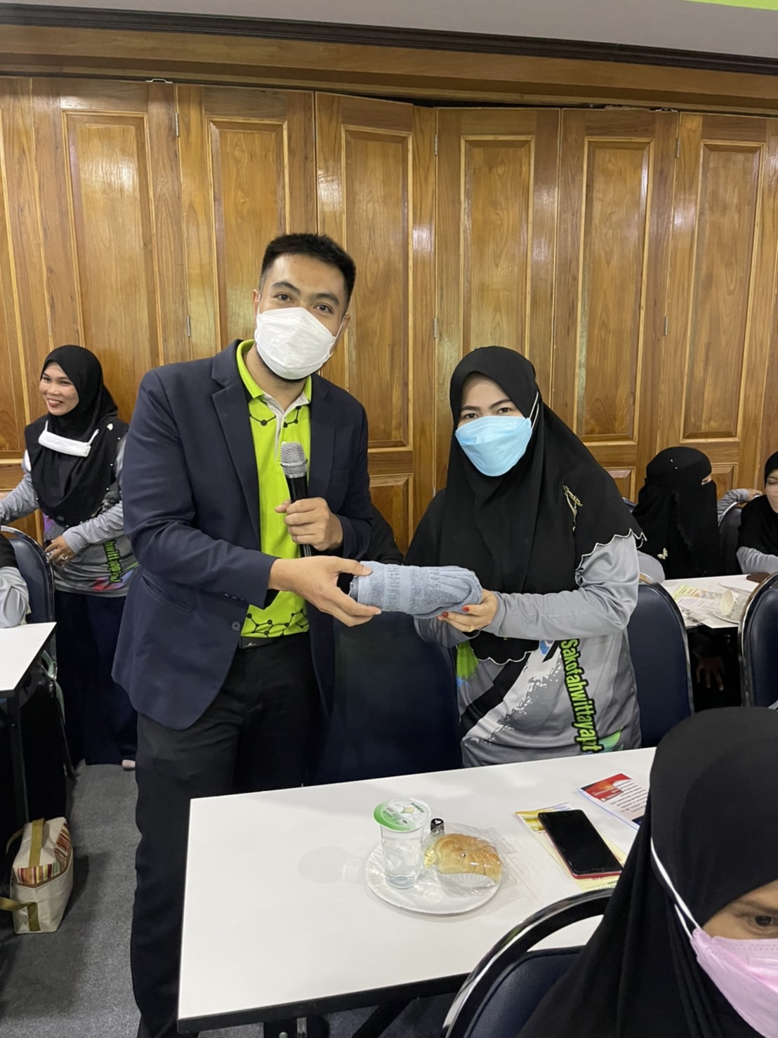 โครงการอบรมให้ความรู้และความเข้าใจเรื่องการเงินอิสลามกับระบบสหกรณ์อิสลาม กับคณะครูโรงเรียนษะกอฟะฮวิทยพัฒน์ ณ ห้องประชุมรวงข้าว สหกรณ์อิสลามษะกอฟะฮ จำกัด สาขากระบี่