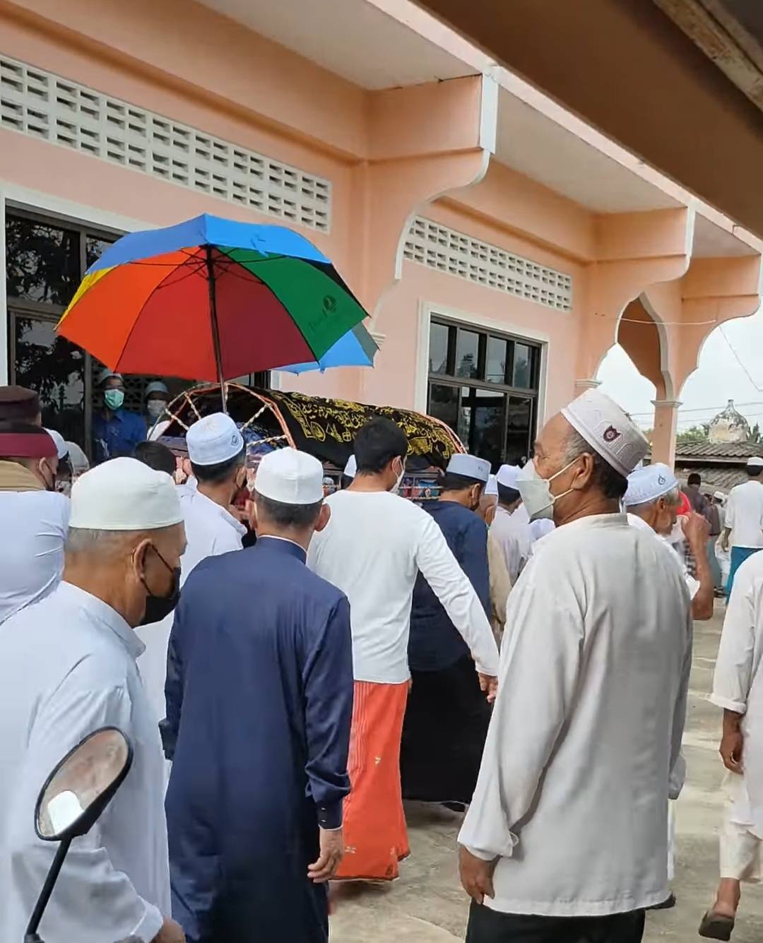 สหกรณ์อิสลามษะกอฟะฮ สาขากระบี่  มอบสวัสดิการเสียชีวิตใหกับทายาทของนายดำรงด์. เริงสมุทร์(อับดุลมาลิก)(ผู้ก่อตั้งปอเนาะแหลมสักและ โรงเรียนประทีปธรรมมูลนิธิ)